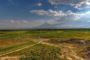 Panorama der armenischen Landschaft und des Ararat nahe der türkischen Grenze. foto