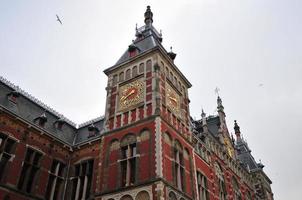 das hauptbahnhofsgebäude - amsterdam, niederlande foto