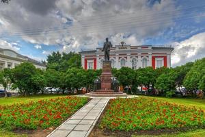 lenin-denkmal in wladimir, russland neben der bank, 2022 foto