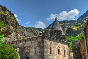 Geghard ist ein mittelalterliches Kloster in der armenischen Provinz Kotayk, das aus dem angrenzenden Berg gehauen wurde. es ist als unesco-weltkulturerbe gelistet. foto