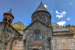 geghard ist ein mittelalterliches kloster in der armenischen provinz kotayk, das aus dem angrenzenden berg gehauen wurde. es ist als unesco-weltkulturerbe gelistet. foto