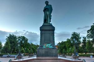 moskau, russland - 6. juli 2019 - denkmal für den russischen dichter alexander s. Puschkin auf Puschkin-Quadrat. ursprünglich am 6. juni 1880 in moskau installiert. foto