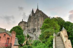 schöne mont saint-michel-kathedrale auf der insel, normandie, nordfrankreich, europa. foto