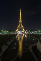 der eiffelturm, ein schmiedeeiserner gitterturm auf dem champ de mars in paris, frankreich, 2022 foto