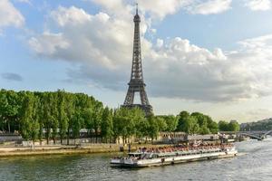 der eiffelturm, ein schmiedeeiserner gitterturm auf dem champ de mars in paris, frankreich. foto