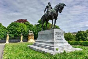 reiterstatue von leopold ii, dem zweiten könig der belgier, auf dem place du trone foto