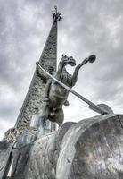 heiliger georg tötet einen drachen durch den obelisken des poklonnaya-hügels, moskau, 2022 foto