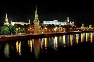 Moskauer Kreml bei Nacht foto