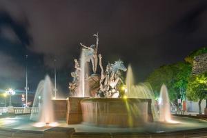 raices brunnen old san juan an der spitze des paseo de la princesa, puerto rico bei nacht. foto