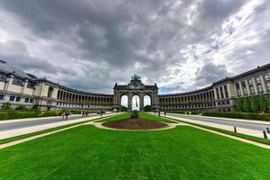 triumphbogen im cinquantenaire park in brüssel, war für die nationalausstellung von 1880 zum gedenken an den 50. jahrestag der unabhängigkeit von belgien geplant. foto