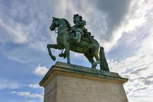 Denkmal von Ludwig XIV. vor Schloss Versailles. Schloss Versailles war ein königliches Schloss. es wurde in die unesco-liste des weltkulturerbes aufgenommen. foto