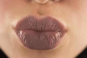 make-up, lippen-make-up. frau führt make-up durch, malt lippenstift foto