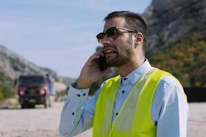 Vermessungsingenieur misst das Niveau auf der Baustelle. Vermessungsingenieure sorgen für genaue Messungen, bevor sie große Bauprojekte in Angriff nehmen. foto