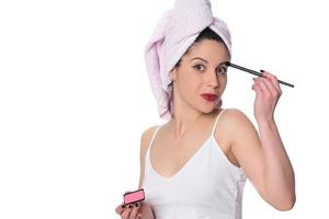 Gesichts-Make-up. Nahaufnahme des schönen jungen weiblichen Modells, das mit Kosmetikpinsel errötet. Porträt eines attraktiven, gesunden Mädchens mit reiner, sauberer Haut und natürlichem Make-up. Beauty-Konzept. hohe Auflösung foto