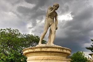 Statue im Jardin des Tuileries in Paris, Frankreich. es ist einer der ältesten und beliebtesten orte im zentrum von paris im 1. bezirk, am rechten ufer der seine. foto