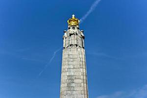 das infanterie-denkmal von brüssel erinnert an die belgischen fußsoldaten, die im ersten und zweiten weltkrieg gekämpft haben. foto