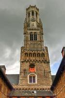 Glockenturm an einem bewölkten Tag im historischen Zentrum von Brügge, Belgien. foto