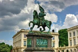 coudenberg, der ehemalige palast von brüssel, belgien. die statue von godfrey, duc de bouillon und die kirche von saint jacques-sur-coudenberg auf dem königsplatz. foto