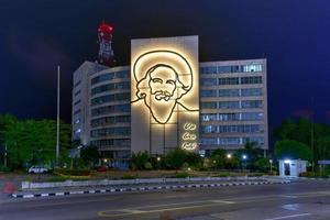 Porträt von Camilo Cienfuegos über das Ministerium für Informatik und Kommunikation auf der Plaza de la Revolucion in Havanna, Kuba bei Nacht, 2022 foto