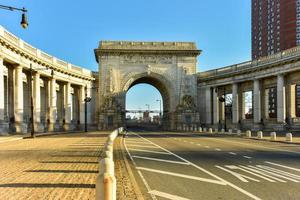 manhattan bridge arch und kolonnadeneingang in new york, usa foto