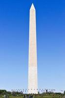 Washington Monument und amerikanische Flaggen in Washington, DC foto