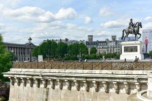paris, frankreich - 15. mai 2017 - die reiterstatue von henry iv von pont neuf, paris, frankreich. foto