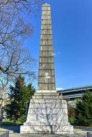 das dover patrol monument im fort hamilton park ist ein granit-obelisk, der von sir aston webb entworfen und 1931 errichtet wurde, um an die teilnahme der us-marine am weltkrieg zu erinnern. foto