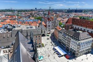 münchen, deutschland - 6. juli 2021 - luftaufnahme des rathauses marienplatz und der frauenkirche in münchen, deutschland foto