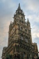 münchen, deutschland - 7. juli 2021 - münchener skyline mit rathaus marienplatz in deutschland foto