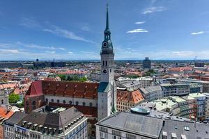 münchen, deutschland - 6. juli 2021 - luftaufnahme des rathauses marienplatz und der frauenkirche in münchen, deutschland foto