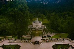 ettal, deutschland - 5. juli 2021 - schloss linderhof in bayern, deutschland, eines der schlösser des ehemaligen königs ludwig ii. foto
