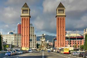 venezianischer turm auf dem espanya-platz in barcelona, spanien. foto