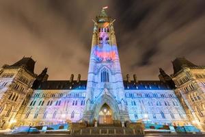 Winterferien-Lichtshow, die nachts auf das kanadische Parlamentsgebäude projiziert wird, um den 150. Jahrestag der kanadischen Konföderation in Ottawa, Kanada, zu feiern.
