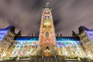 Winterferien-Lichtshow, die nachts auf das kanadische Parlamentsgebäude projiziert wird, um den 150. Jahrestag der kanadischen Konföderation in Ottawa, Kanada, zu feiern. foto