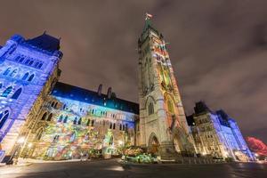 Winterferien-Lichtshow, die nachts auf das kanadische Parlamentsgebäude projiziert wird, um den 150. Jahrestag Kanadas in Ottawa, Kanada, zu feiern.