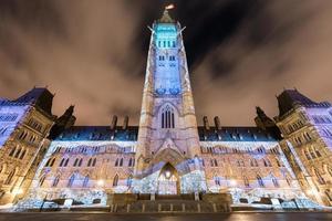 Winterferien-Lichtshow, die nachts auf das kanadische Parlamentsgebäude projiziert wird, um den 150. Jahrestag der kanadischen Konföderation in Ottawa, Kanada, zu feiern. foto