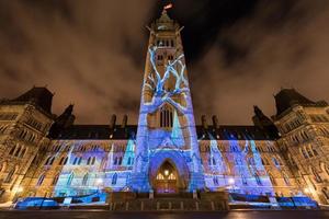 Winterferien-Lichtshow, die nachts auf das kanadische Parlamentsgebäude projiziert wird, um den 150. Jahrestag der kanadischen Konföderation in Ottawa, Kanada, zu feiern. foto