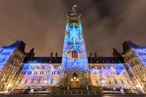 Winterferien-Lichtshow, die nachts auf das kanadische Parlamentsgebäude projiziert wird, um den 150. Jahrestag der kanadischen Konföderation in Ottawa, Kanada, zu feiern.