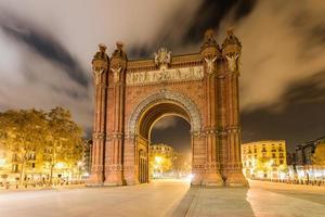 der arc de triomf bei nacht in barcelona, spanien. foto