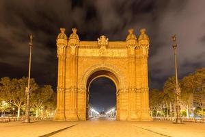 der arc de triomf bei nacht in barcelona, spanien. foto