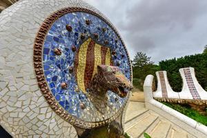 Fliesenkunst des Parks Güell in Barcelona, Spanien. es handelt sich um ein öffentliches parksystem, das aus gärten und architektonischen elementen auf dem carmel hill in barcelona, katalonien, besteht foto