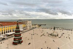 handelsplatz in lissabon, portugal mit weihnachtsdekorationen. foto