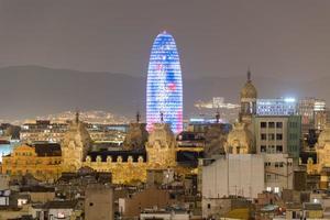 barcelona skyline bei nacht in katalonien, spanien. foto
