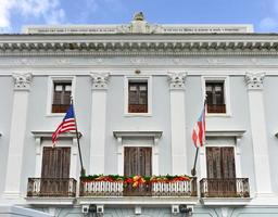 das im kolonialstil erbaute städtische regierungsgebäude von san juan, puerto rico. foto