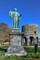 Newport Tower und Channing-Statue, Tauro Park, Newport, Rhode Island, USA. foto