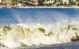 extrem riesige große surferwellen am strand puerto escondido mexiko. foto