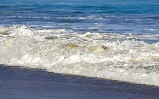 extrem riesige große surferwellen am strand puerto escondido mexiko. foto