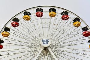 Blick auf das Riesenrad im Pazifikpark von Santa Monica, Kalifornien, 2022 foto