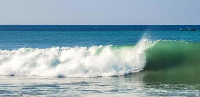 extrem riesige große surferwellen am strand puerto escondido mexiko. foto