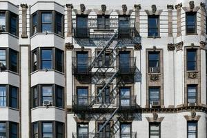 Blick auf alte Wohnhäuser und Feuerleitern in New York City foto